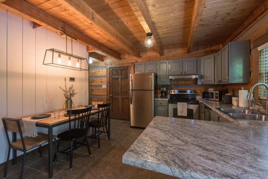 Southern Oak Cabin - Newly Remodeled - Close To All Attractions Sevierville Exterior photo